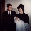 Джон Кеннеди и Жаклин Ли Бувье с дочерью Кэролайн