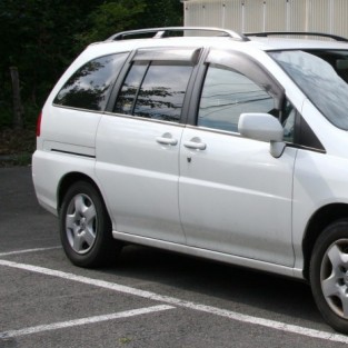 Nissan Prairie 
