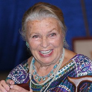 Вия Артмане