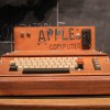 Первый компьютер Apple 1976 г. и модель 2012 года