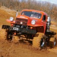 Dodge Power Wagon и его увеличенная копия.
