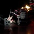 Lady Gaga упала на концерте