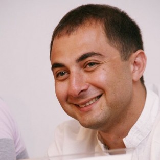 Демис Карибов