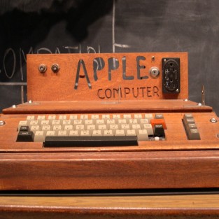 Первый компьютер Apple 1976 г. и модель 2012 года